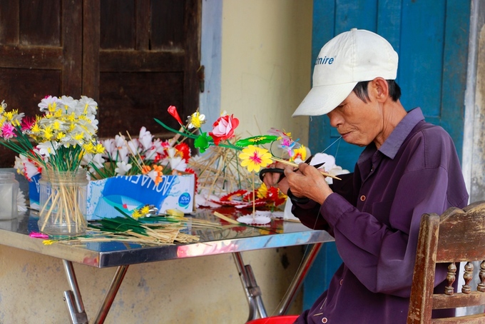Dân làng Thanh Tiên Tỉ mỉ làm hoa giấy phục vụ tết