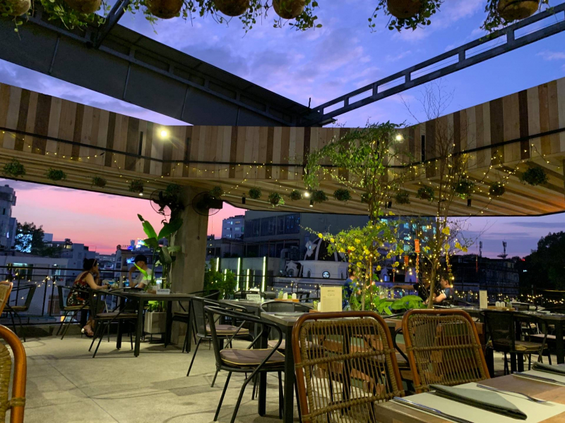 nhà hàng Chanh Bistro Rooftop Saigon không gian view đẹp